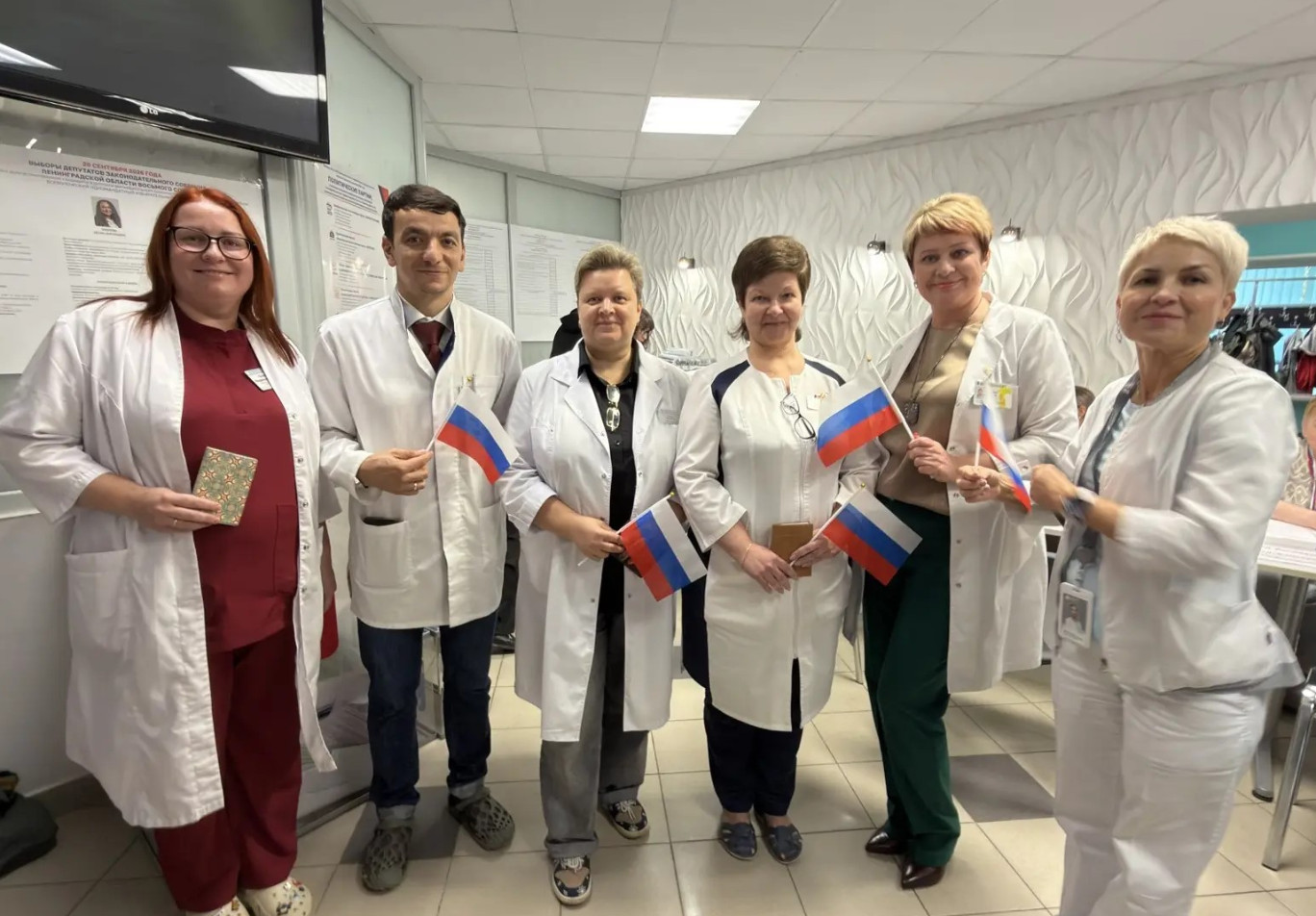 За будущее страны: администрация Всеволожской больницы первой посетила участок для голосования